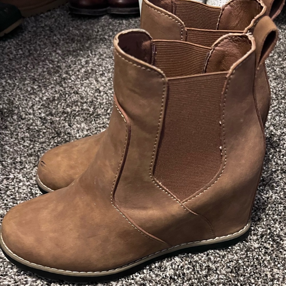 Size 8 Tan Universal Thread Booties - Picture 2 of 4